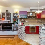 2 Bedroom Cozy In Daire Novi Vinodolski