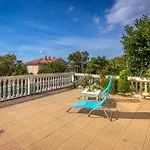 2 Bedroom Cozy In Daire Novi Vinodolski