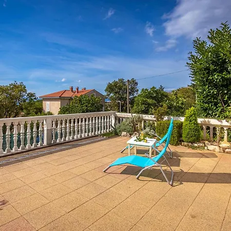 2 Bedroom Awesome In Apartment Novi Vinodolski