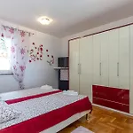 2 Bedroom Cozy In * Novi Vinodolski