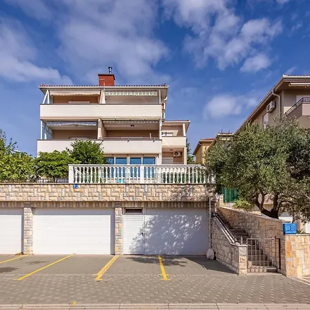 Apartment 2 Bedroom Awesome In Novi Vinodolski