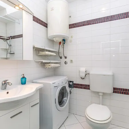 2 Bedroom Cozy In Apartment
